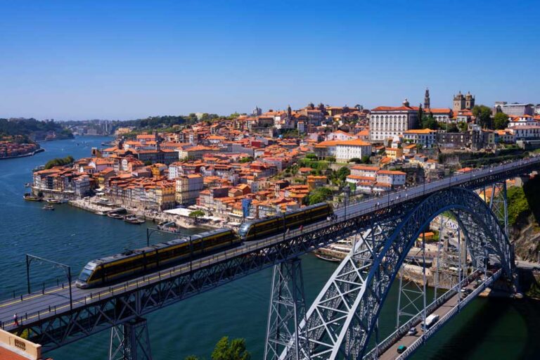 vista aerea de Oporto con el puente en primer plano