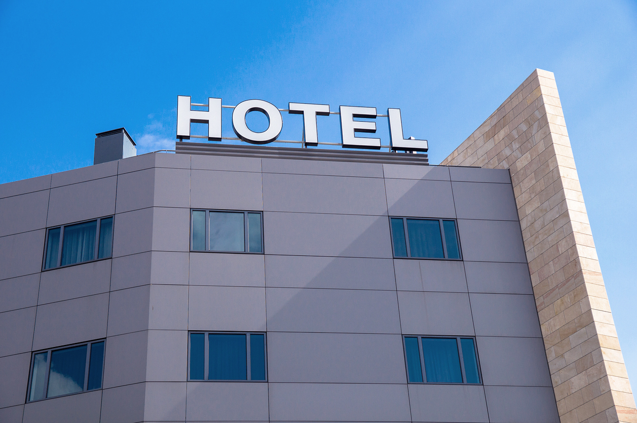 fotografía desde abajo de una fachada de un hotel
