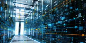 Pasillo de un centro de datos con servidores iluminados y efectos visuales de transferencia digital, simbolizando infraestructura tecnológica y conectividad.